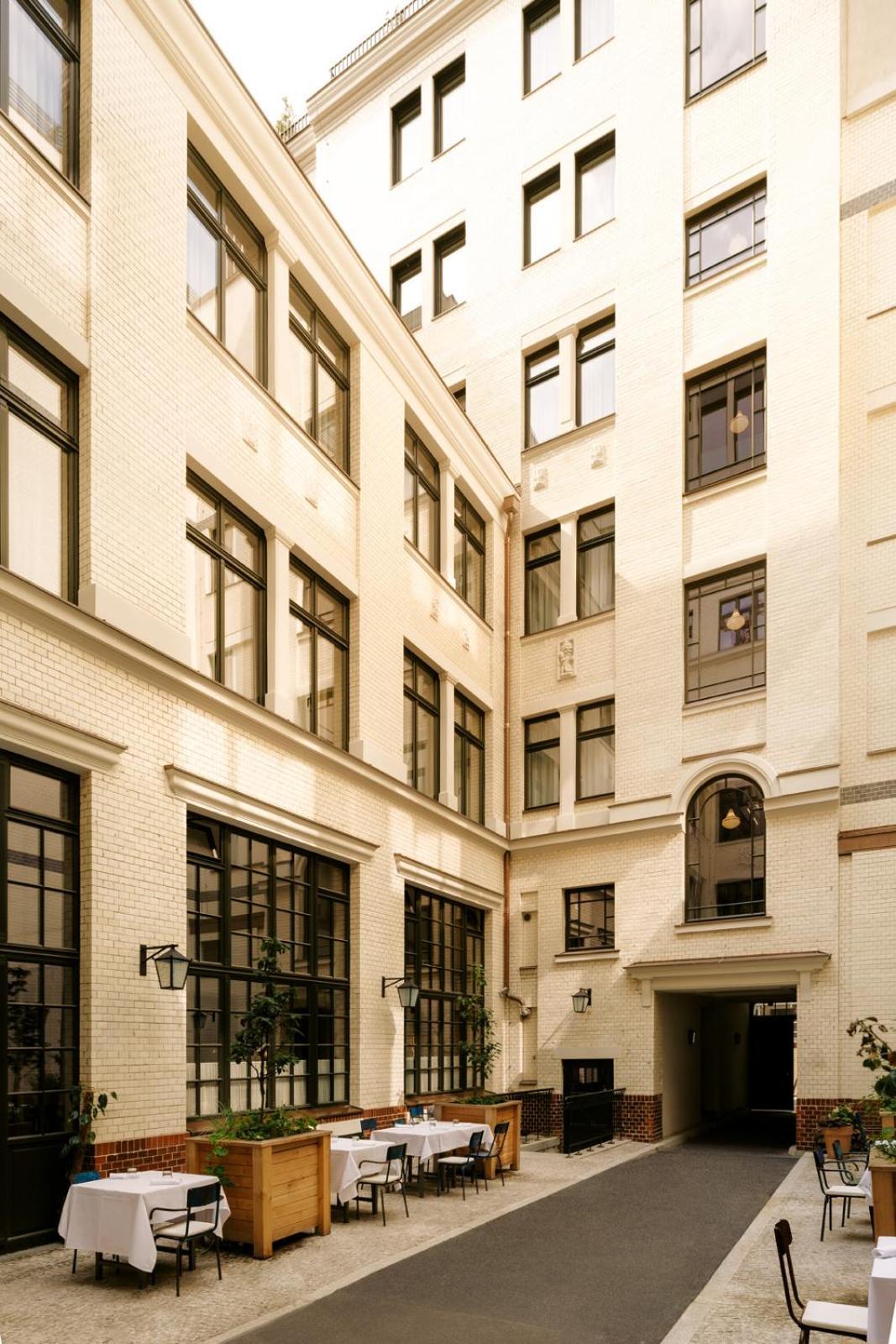 Boutique Hotel Chateau Royal Berlino Esterno foto The courtyard of the building
